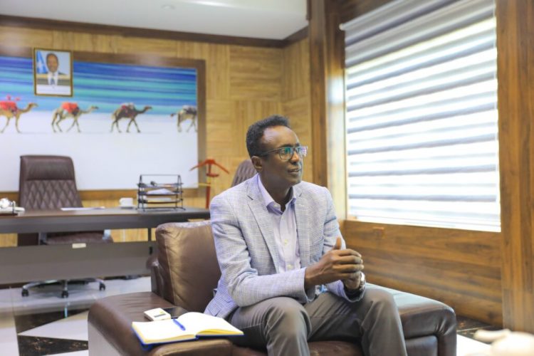 الصومال والأمم المتحدة يبحثان التعاون في مجال الاستثمار (صور)