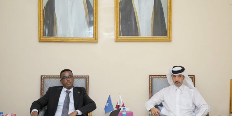 وزير العمل الصومالي يجتمع مع سفير دولة قطر