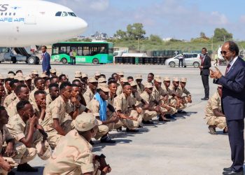 الرئيس الصومالي يستقبل القوات المتدربة في إريتريا العائدين إلى الوطن