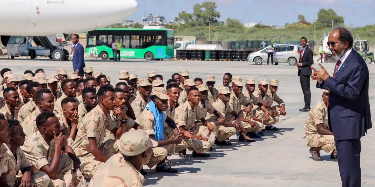الرئيس الصومالي يستقبل القوات المتدربة في إريتريا العائدين إلى الوطن