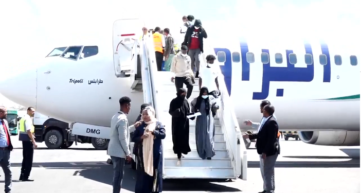 الحكومة الصومالية تعيد نحو 100 مواطنا عالقا في ليبيا