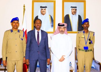 وزير الأمن الداخلي الصومالي يجتمع مع سفير دولة قطر