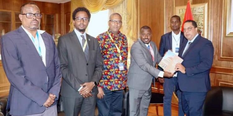 نائب رئيس مجلس الشعب الصومالي يجتمع مع نظيره الأنغولي