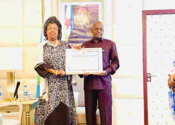 وزيرة المرأة الصومالية تحصل على أعلى جائزة في جيبوتي