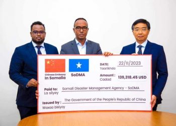 الهيئة الوطنية لإدارة الكوارث تتسلم منحة مالية من السفارة الصينية لمواجهة الفيضانات