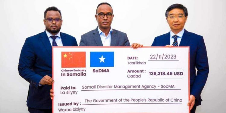الهيئة الوطنية لإدارة الكوارث تتسلم منحة مالية من السفارة الصينية لمواجهة الفيضانات
