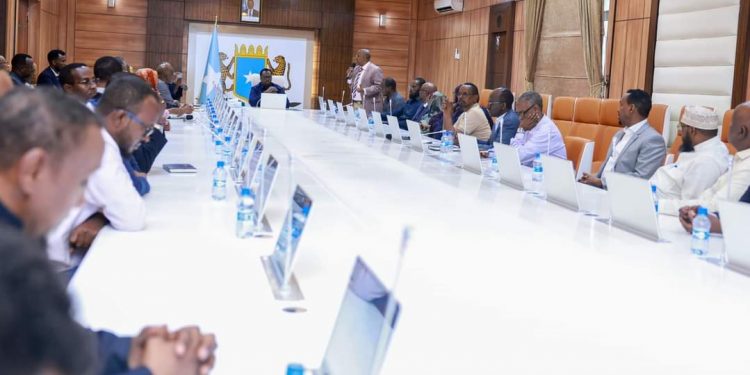 اجتماع طارئ بين الحكومة الصومالية ورجال الأعمال لمواجهة تداعيات الفيضانات