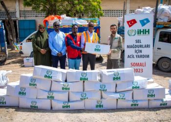 رئيس الهيئة الوطنية لإدارة الكوارث يتسلم مساعدات من هيئة الإغاثة الإنسانية (İHH)