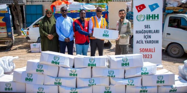 رئيس الهيئة الوطنية لإدارة الكوارث يتسلم مساعدات من هيئة الإغاثة الإنسانية (İHH)