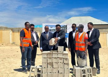 وزير الاتصالات والتكنولوجيا الصومالي يضع حجر الأساس لبناء مركز البيانات الوطني