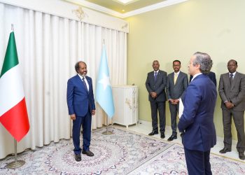 الرئيس الصومالي يتسلم أوراق اعتماد سفير ايطاليا الجديد لدى البلاد