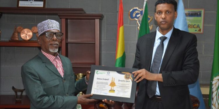 الصومال تفوز بميدالية جائزة الثقافة والفنون والأدب لدول منطقة القرن الأفريقي (صور)