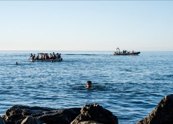 البحرية المغربية توقف قاربا يحمل 57 مهاجرا غير نظامي