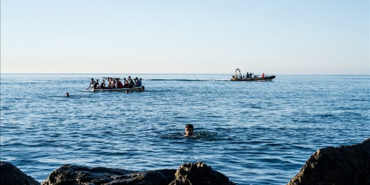 البحرية المغربية توقف قاربا يحمل 57 مهاجرا غير نظامي