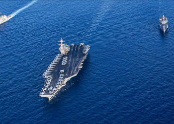 مدمرة أمريكية تسقط صاروخين استهدفا سفينة جنوبي البحر الأحمر