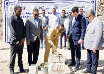 محافظ بنادر يؤكد على أهمية تعلم الحرف اليدوية