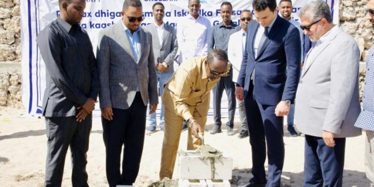 محافظ بنادر يؤكد على أهمية تعلم الحرف اليدوية