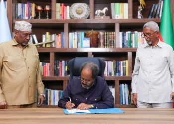 الرئيس الصومالي يوقع على قانون إلغاء الاتفاقية المبرمة بين إثيوبيا وإقليم أرض الصومال