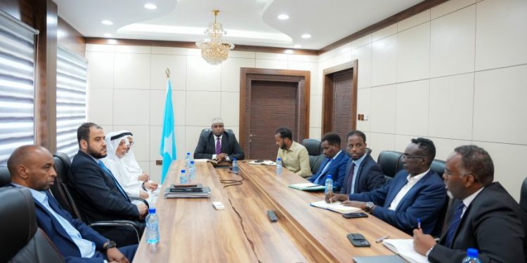 وزير التخطيط الصومالي يجتمع مع مستثمرين قطريين لاستكشاف فرص الاستثمار في البلاد