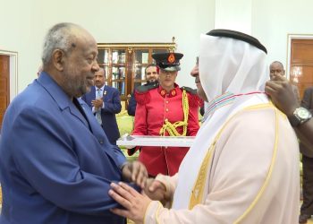رئيس جيبوتي يقلد رئيس البرلمان العربي “وسام السابع والعشرين من يونيو”