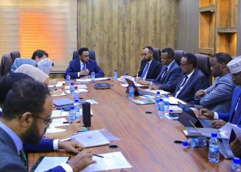 وزير المالية الصومالي يترأس الاجتماع الشهري للجنة الإصلاح المالي