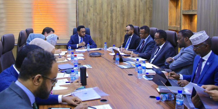وزير المالية الصومالي يترأس الاجتماع الشهري للجنة الإصلاح المالي