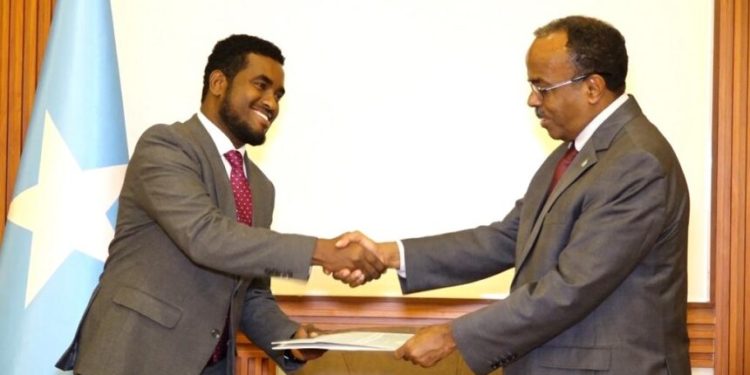 وزير الخارجية بالإنابة يتسلم أوراق اعتماد رئيس قسم العمليات لمنظمة الإيغاد في الصومال