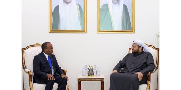 وزير الدولة بوزارة الخارجية القطرية يجتمع مع القائم بأعمال وزير الشؤون الخارجية والتعاون الدولي في الصومال