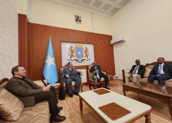 وفد من جامعة الدول العربية يصل مقديشو (بالصور)