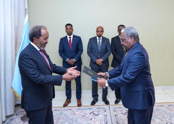 الرئيس الصومالي  يتسلم أوراق اعتماد السفير الجديد لجمهورية كينيا