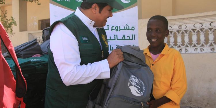 البعثة الإقليمية لمنظمة التعاون الإسلامي في الصومال تنهي تنفيذ مشروع توزيع 21 ألف حقيبة مدرسية مزودة بمستلزمات القرساطية
