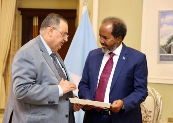 رئيس الصومال يستقبل وفد رفيع المستوى من الجامعة العربية ويتسلم رسالة خطية من الأمين العام للجامعة العربية