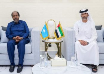 الرئيس الصومالي  يزور سفارة دولة الإمارات لتقديم واجب العزاء في استشهاد عدد الضباط  جراء الهجوم الإرهابي