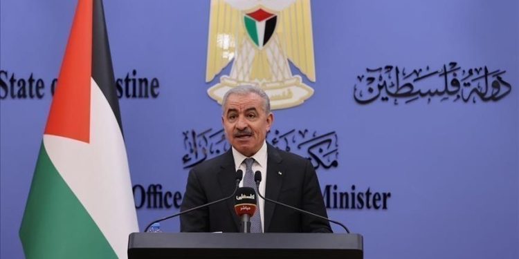 رئيس الوزراء الفلسطيني يقدم استقالة حكومته للرئيس عباس