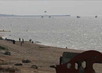 القوات المصرية تجري عملية إنزال جوي لمساعدات إلى غزة