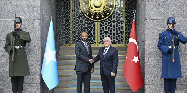 تركيا والصومال تبحثان العلاقات العسكرية الثنائية