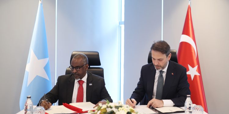 الصومال  توقع اتفاق تعاون مع تركيا في مجال الطاقة