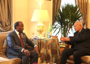 القائم بأعمال وزير الشؤون الخارجية والتعاون الدولي الصومالي يلتقي الأمين العام لجامعة الدول العربية