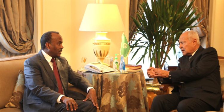 القائم بأعمال وزير الشؤون الخارجية والتعاون الدولي الصومالي يلتقي الأمين العام لجامعة الدول العربية