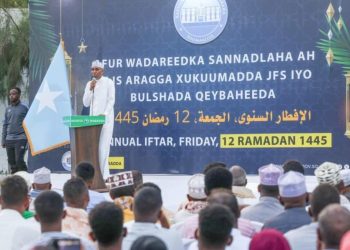 رئيس الوزارء الصومالي يشارك في إفطار جماعي