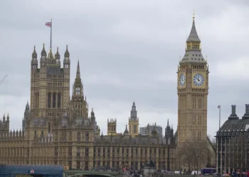 أكثر من 130 برلمانيا بريطانيا يدعون لحظر بيع الأسلحة لإسرائيل