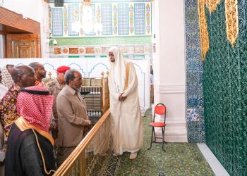 الرئيس خسن شيخ  يزور المسجد النبوي ويؤدي الصلاة في الروضة الشريفة