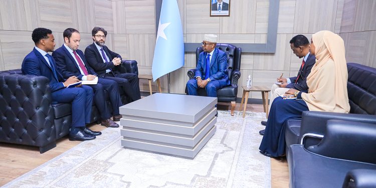 السفير التركي بمقديشو  يقوم بزيارة مجاملة لوزارة الخارجية والتعاون الدولي الصومالية