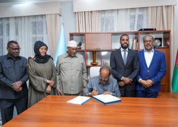 الرئيس الصومالي يوقع على بعض مواد الدستور المعدلة بحضور قادة البرلمان