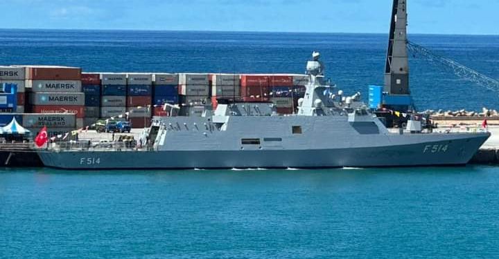 وصول أول سفينة حربية تركية إلى الصومال