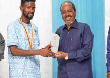 الرئيس الصومالي يمنح العداء عبدالله جامع أعلى وسام رياضي في البلاد