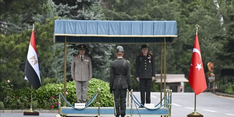 أنقرة.. رئيس هيئة الأركان التركية يلتقي نظيره المصري