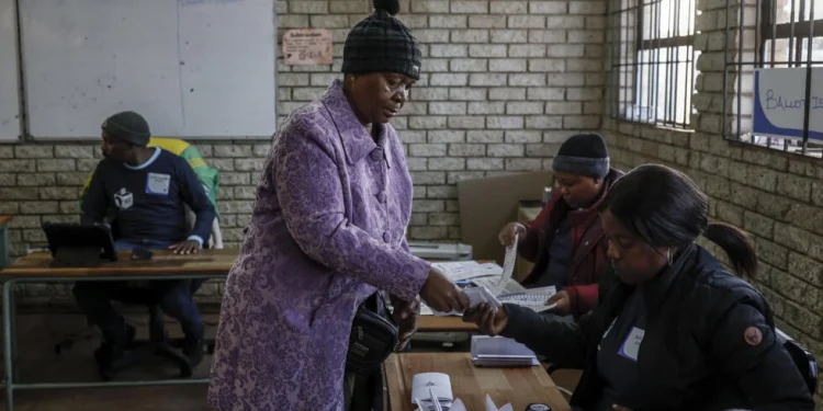 جنوب أفريقيا: نحو 27 مليون ناخب يدلون بأصواتهم في انتخابات عامة تشكل تهديدا للحزب الحاكم