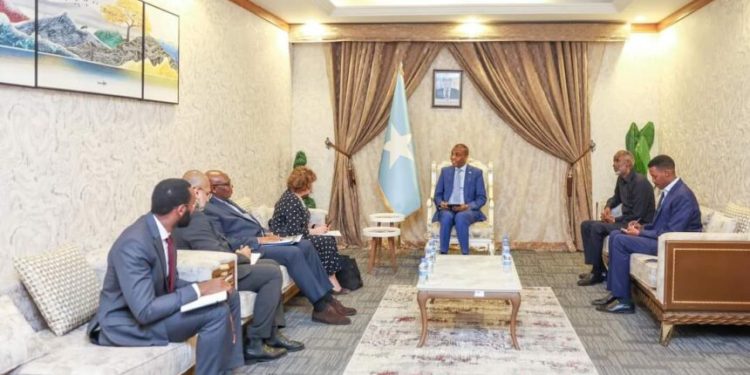 رئيس الوزراء الصومالي يودع المبعوثة الخاصة للأمين العام للأمم المتحدة لدى البلاد