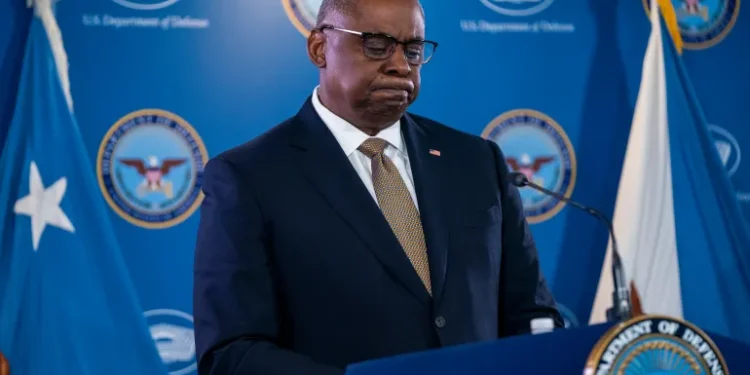 وزير الدفاع الأميركي يدخل المستشفى ويسلم مهامه لنائبته